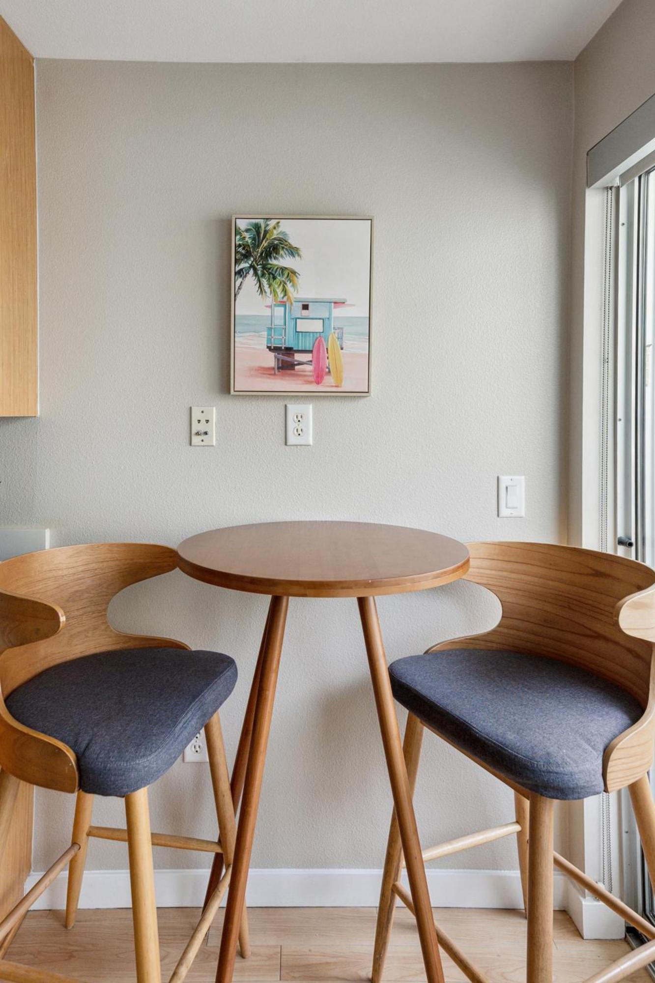 Comfy Near Sm Promenade! Free Parking! Apartment *