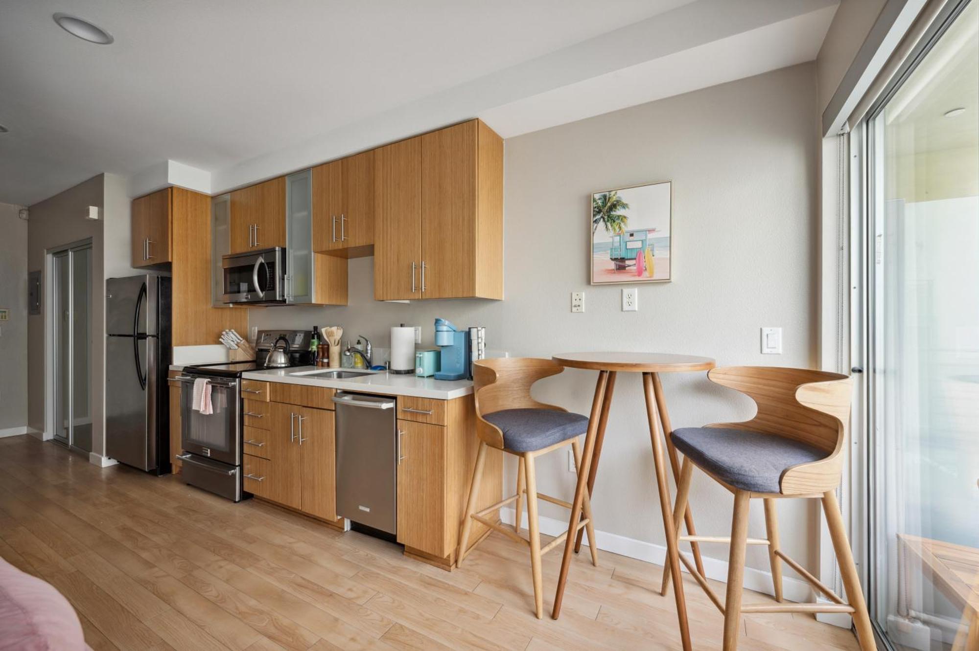 Comfy Near Sm Promenade! Free Parking! Apartment